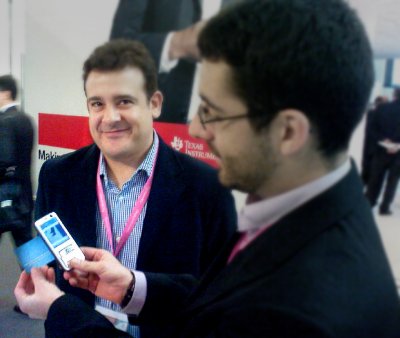 A man using the Clic2c app to read a URL embedded in a photo on a business card